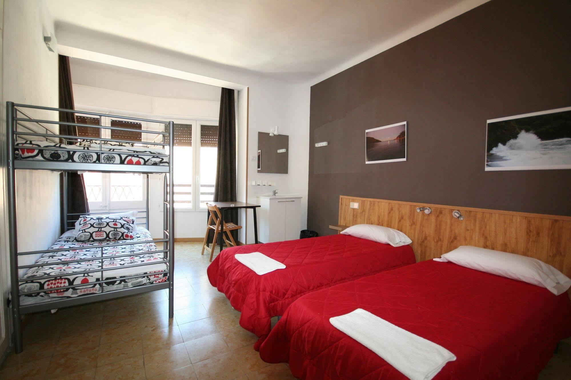Hostal Juventus Portbou Kültér fotó